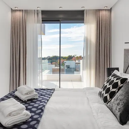 Apartment 3 Bedroom In Artola With Private Pool Marbella